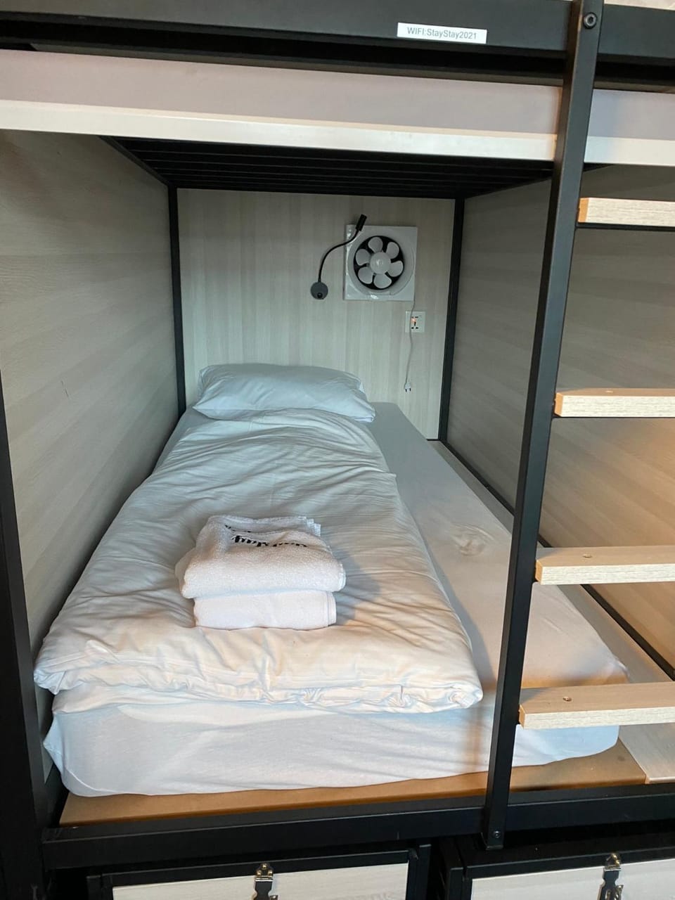 Bed, bunk bed, towels