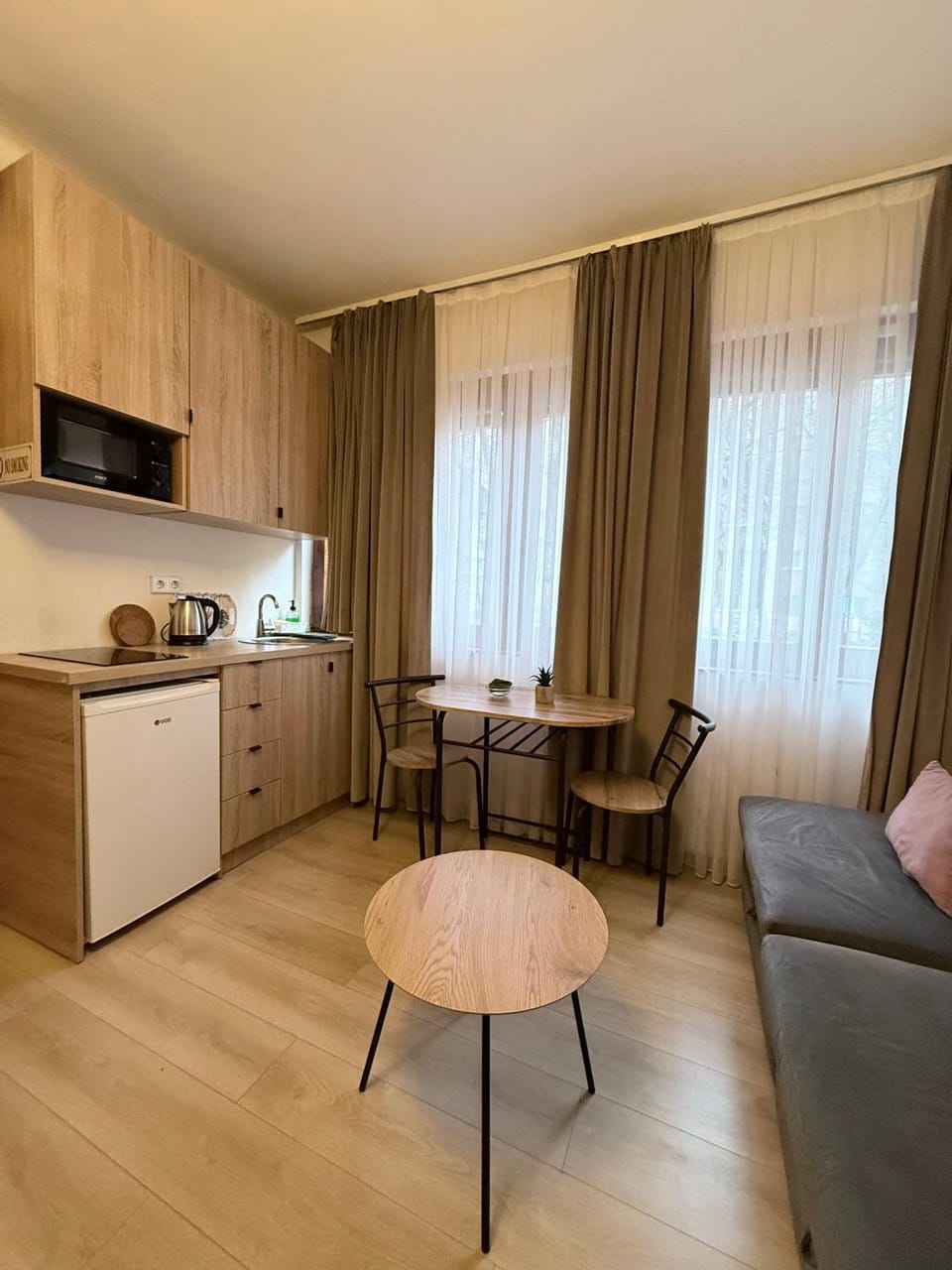 Kitchen or kitchenette, Seating area, Dining area