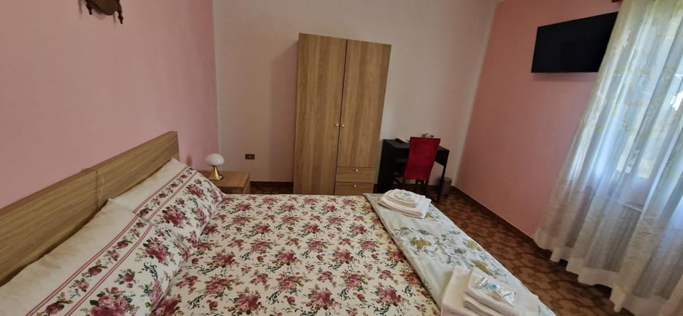 Bed, TV and multimedia, Photo of the whole room, Bedroom