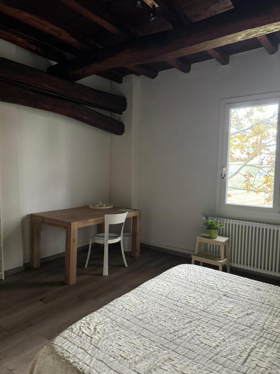 Bed, Seating area, internet