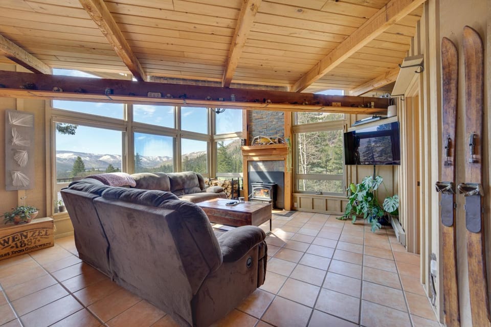 Bayfield Cabin w/ Hot Tub & Striking Mountain View Cabin in La Plata County