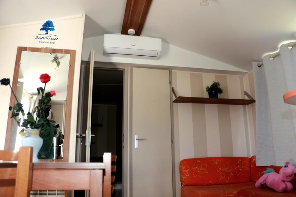 Living room, Seating area, Dining area, air conditioner