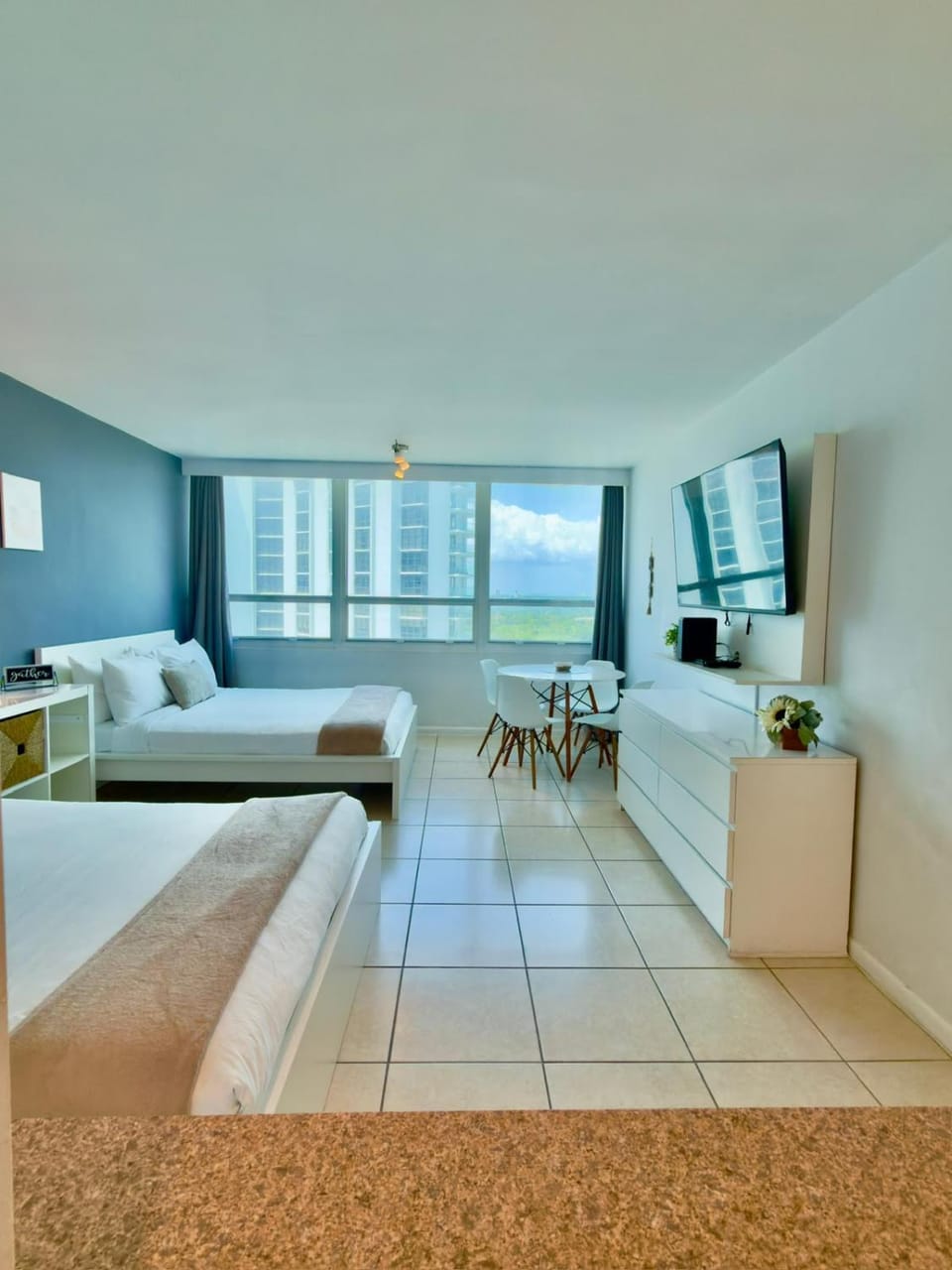 Bed, TV and multimedia, Living room, Photo of the whole room, Seating area, Bedroom