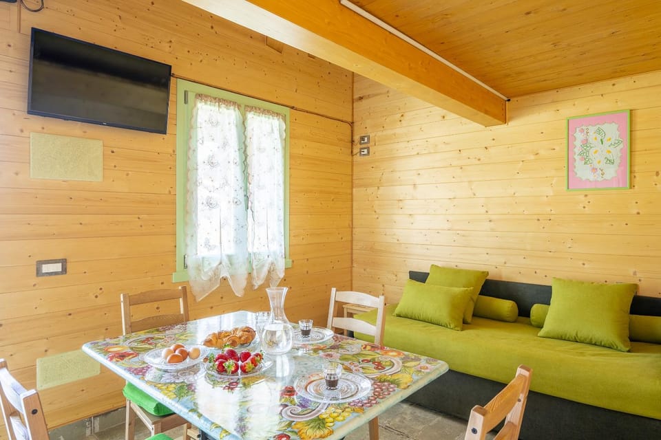 TV and multimedia, Living room, Food and drinks, Seating area, Dining area