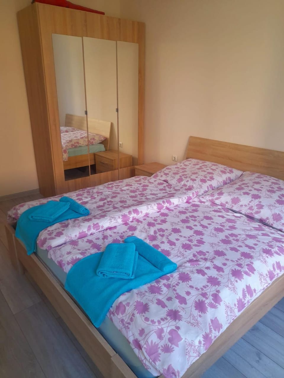 Photo of the whole room, Bedroom, wardrobe