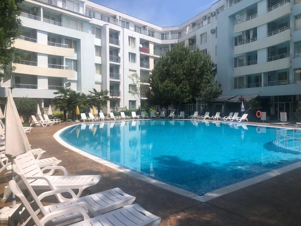 Property building, Day, Pool view, Swimming pool, sunbed