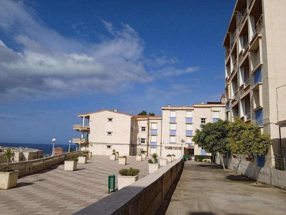 Balcony/Terrace, Entertainment