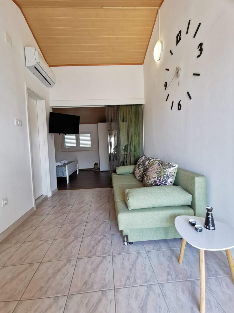 TV and multimedia, Living room, Seating area, air conditioner