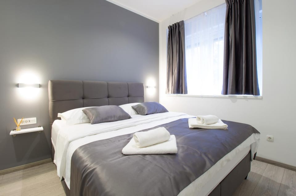 Bed, Bedroom, towels