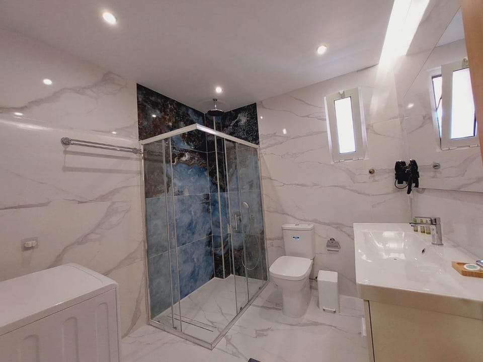 Shower, Toilet, Bathroom, towels