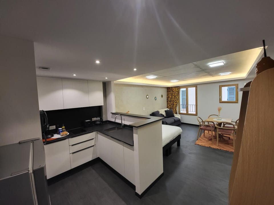 Kitchen or kitchenette, Seating area