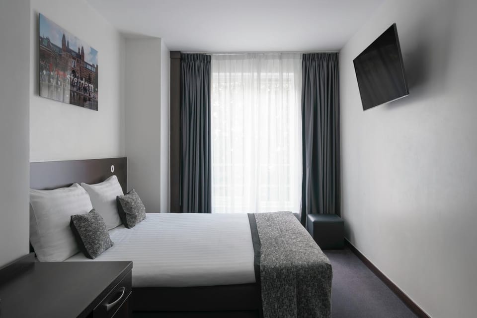 Bed, TV and multimedia, Bedroom