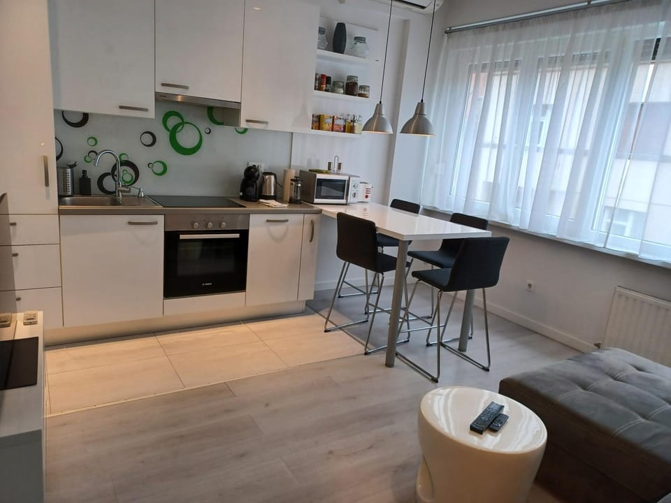 Coffee/tea facilities, Kitchen or kitchenette, Living room, Seating area, Dining area, dishwasher, minibar, pet friendly, stove, toaster