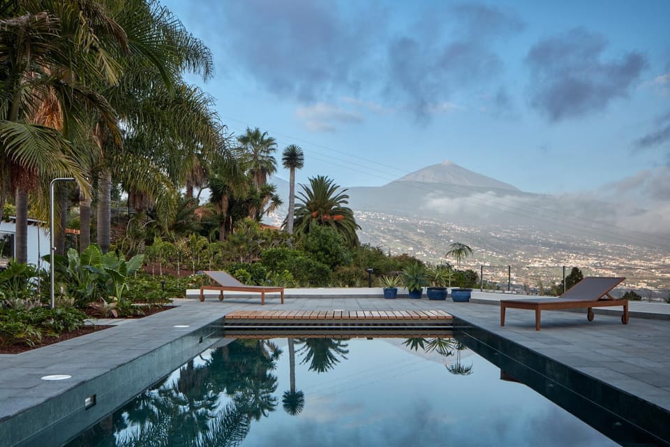 Mountain view, Pool view, Swimming pool