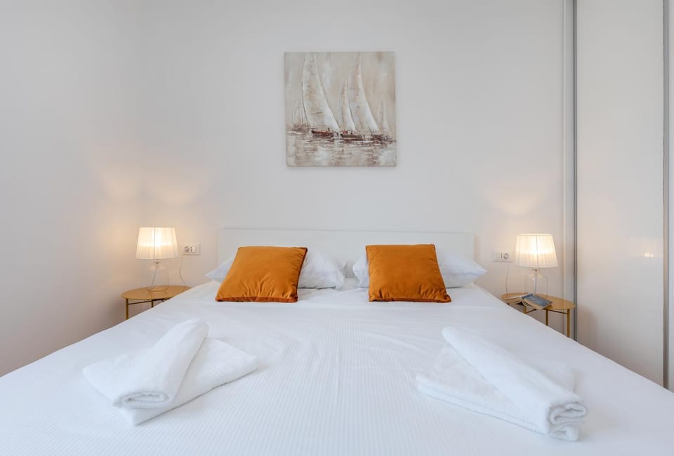 Bed, Bedroom, towels