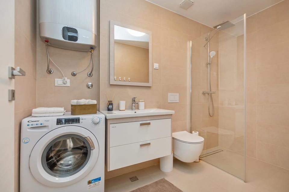 Shower, Toilet, Bathroom, towels, washing machine