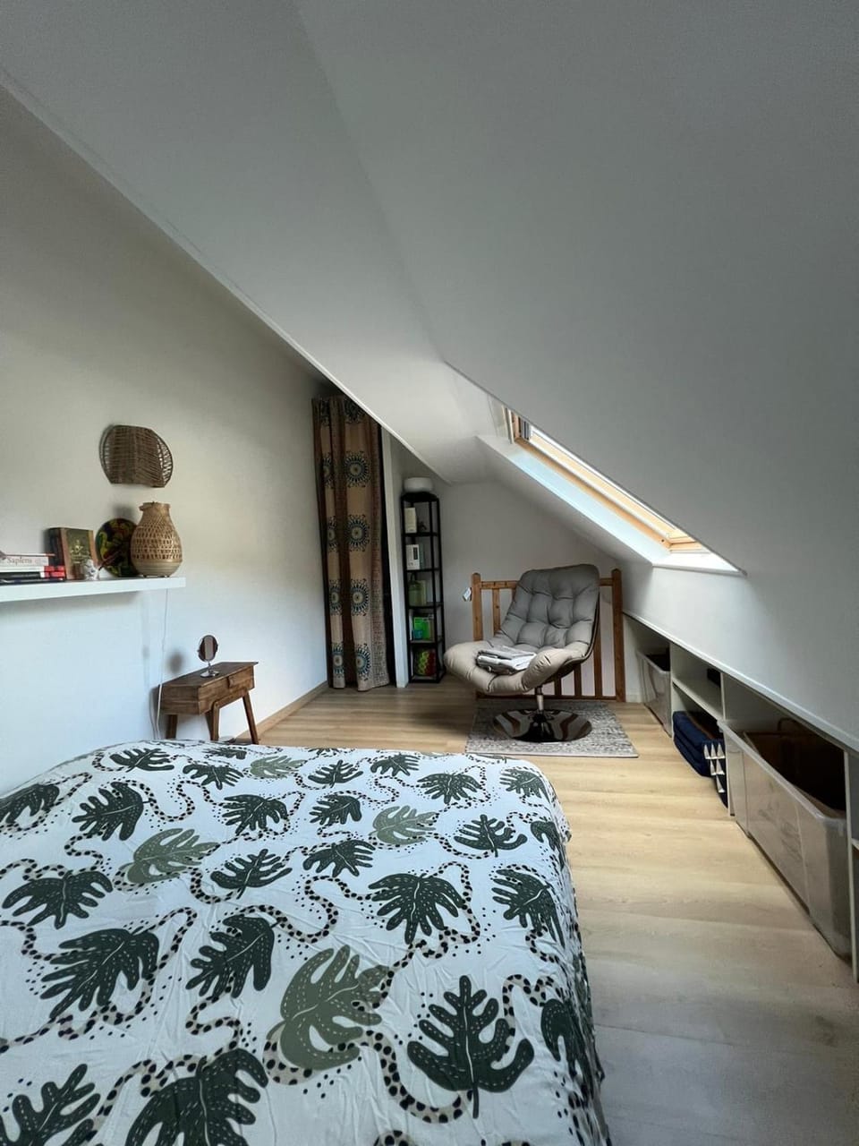 Seating area, Bedroom