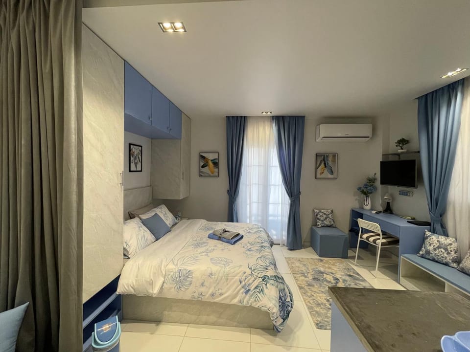 Bed, TV and multimedia, Photo of the whole room, Bedroom, air conditioner