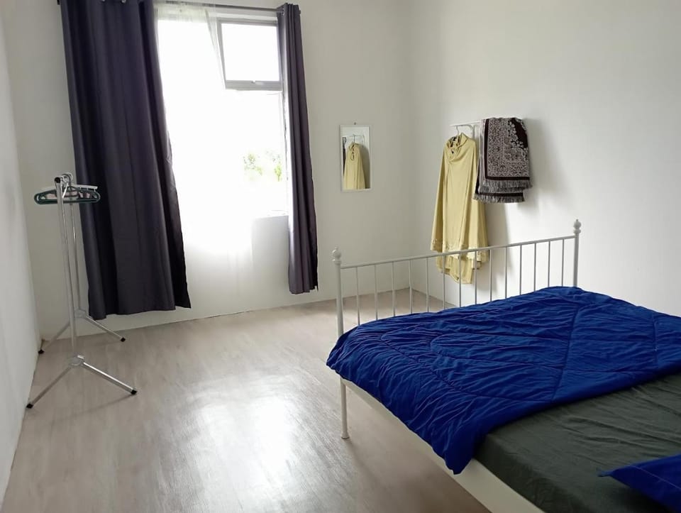 Bed, Photo of the whole room, towels