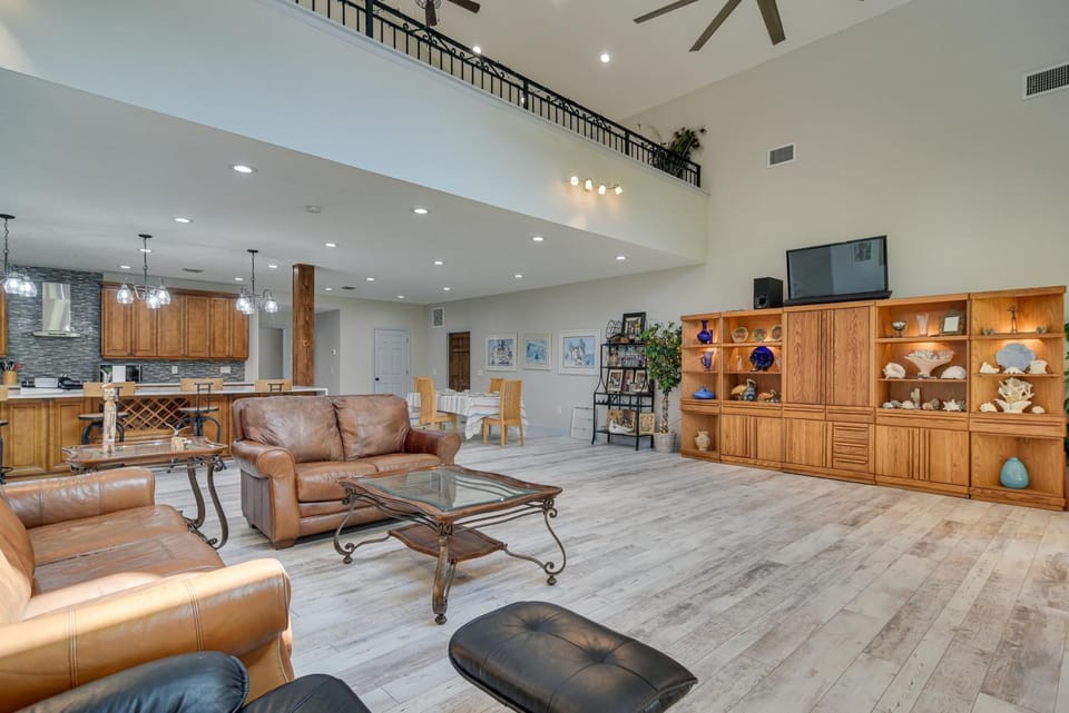 St Petersburg Getaway - 5 Mi to Tropicana Field! House in St Petersburg