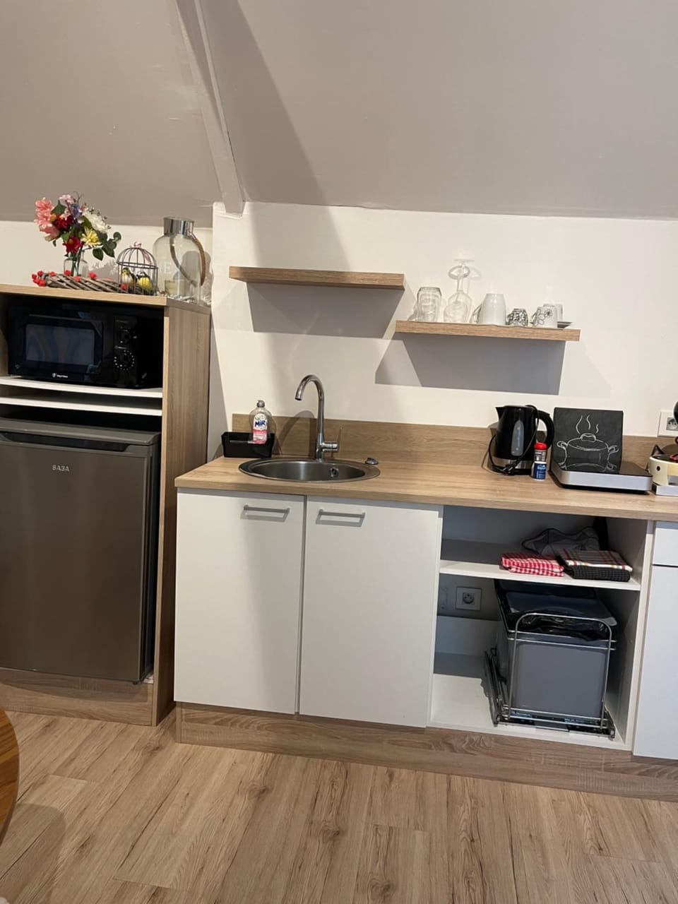 Coffee/tea facilities, Kitchen or kitchenette, stove