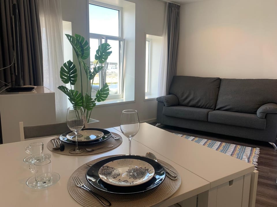 Living room, Seating area, Dining area, City view, Landmark view, River view, Street view