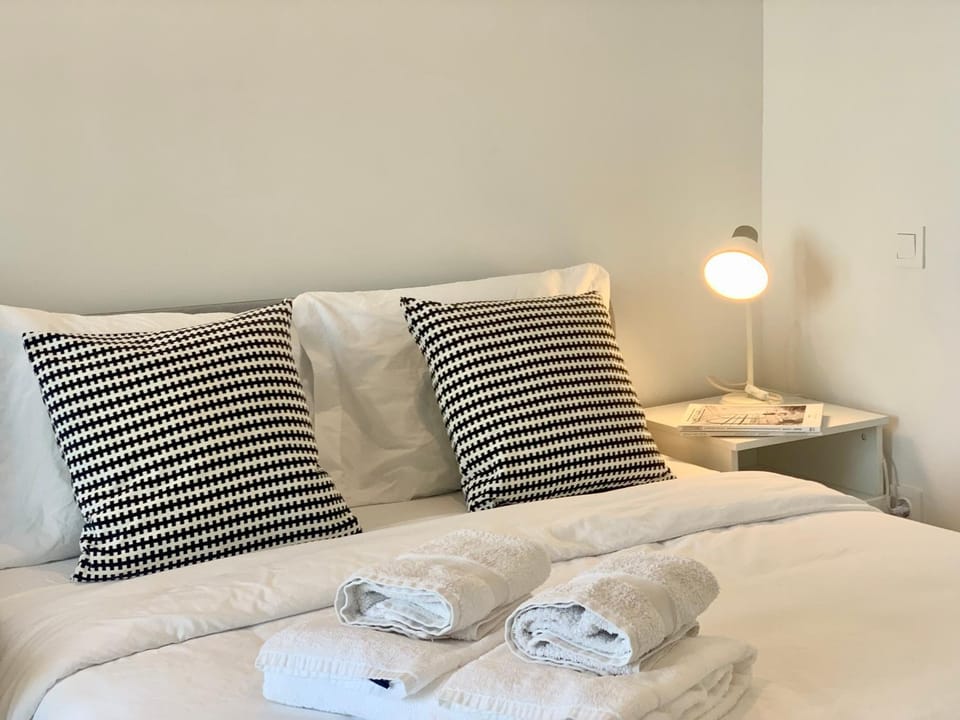 Bed, towels