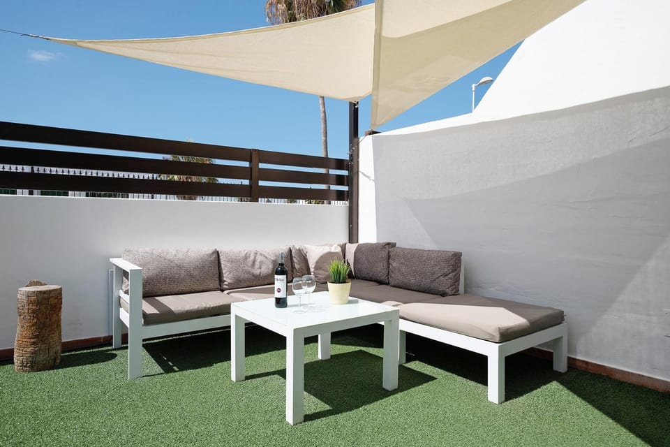 Property building, Balcony/Terrace, Living room