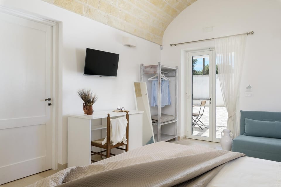 Bed, TV and multimedia, Bedroom