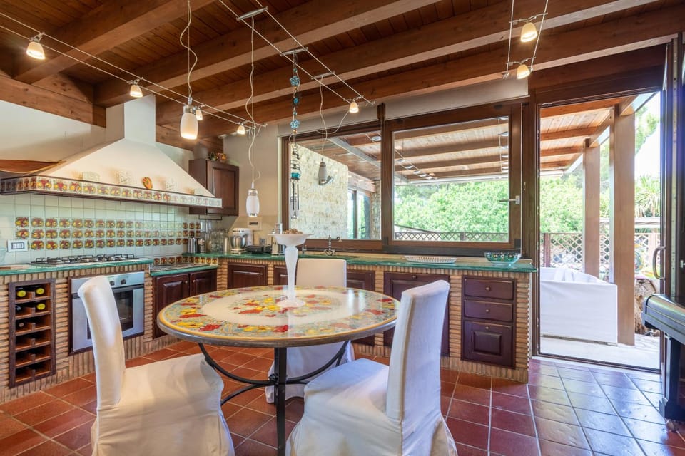 Property building, Kitchen or kitchenette, Living room
