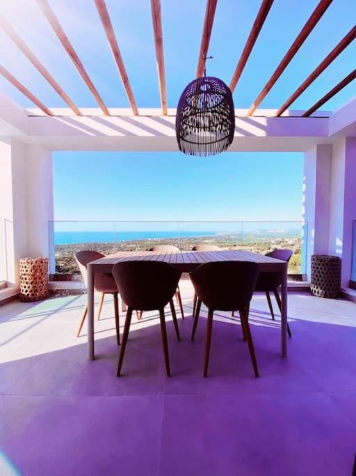 Day, Natural landscape, Balcony/Terrace, Living room, Seating area, Dining area