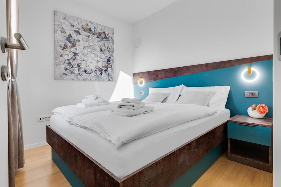 Bed, Photo of the whole room, Bedroom, towels