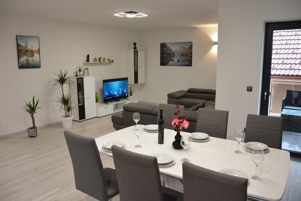 Dining area, kitchen