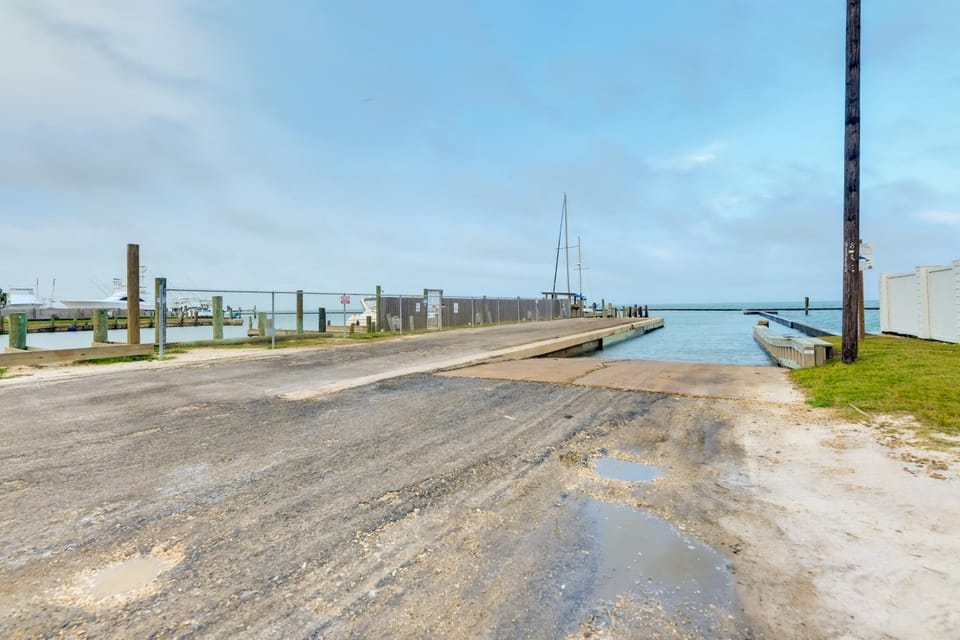 2 Blocks to Bay: ‘Misty Harbor’ Rockport Home House in Rockport