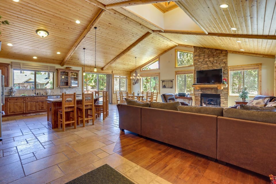 Elegant Big Bear Cabin Half Mi to Big Bear Lake! Cabin in Big Bear