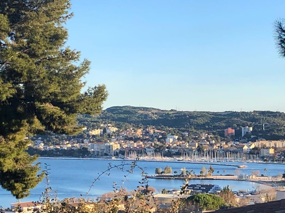 Day, Natural landscape, View (from property/room), City view, Lake view, Landmark view, River view, Sea view