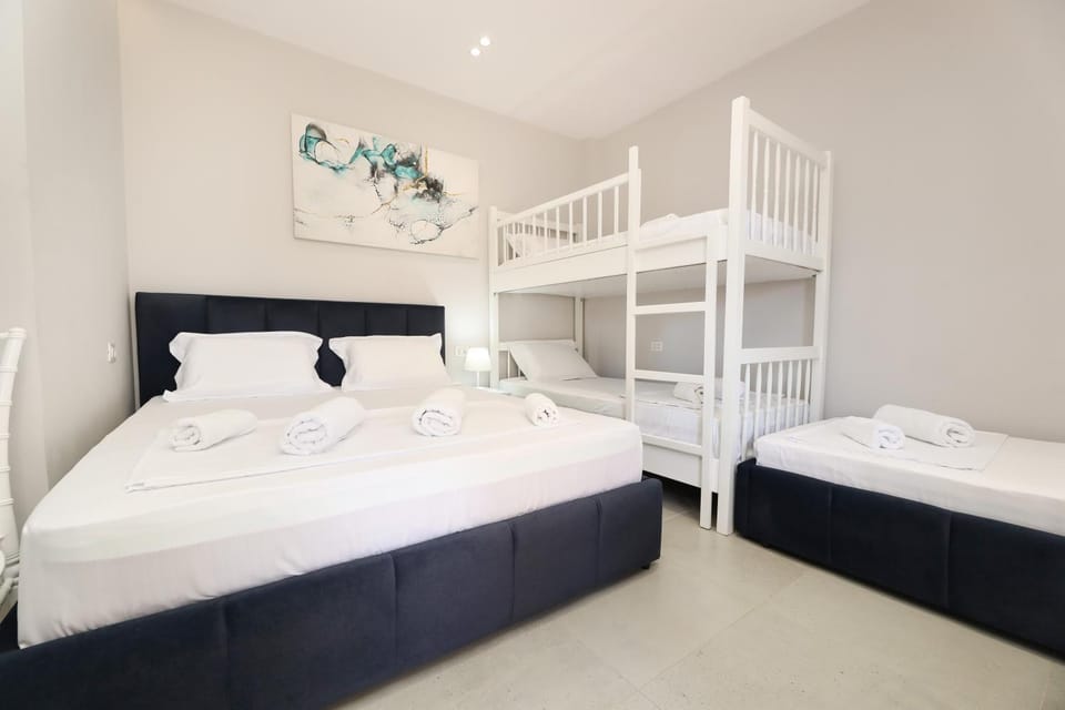 Vila Feliz - Premium Rooms with Free Private Parking Bed and Breakfast in Vlorë
