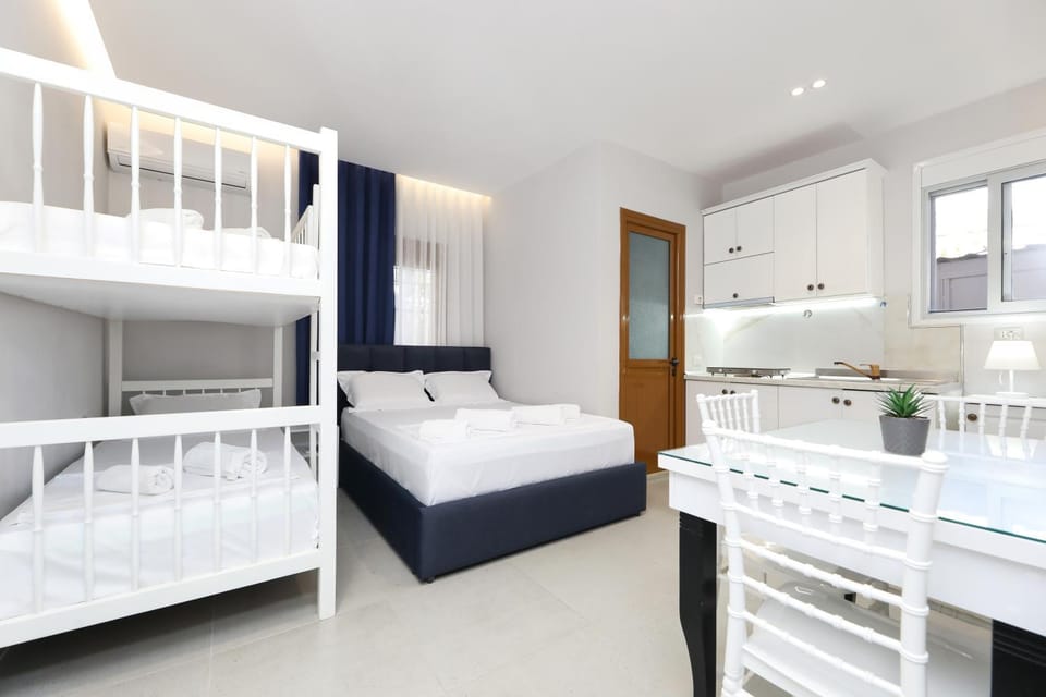 Vila Feliz - Premium Rooms with Free Private Parking Bed and Breakfast in Vlorë