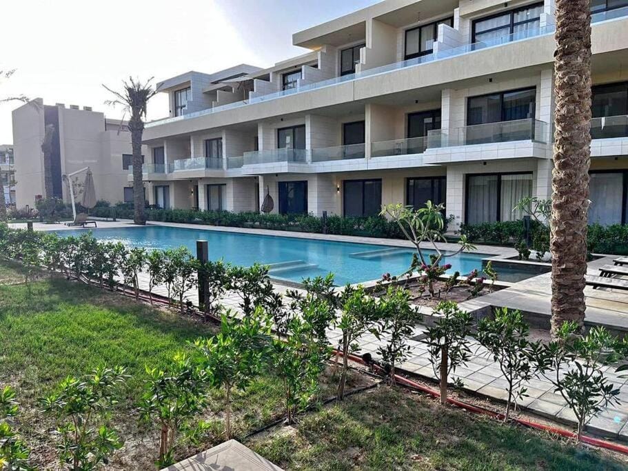 Property building, Garden, View (from property/room), Garden view, Pool view, Swimming pool, sunbed