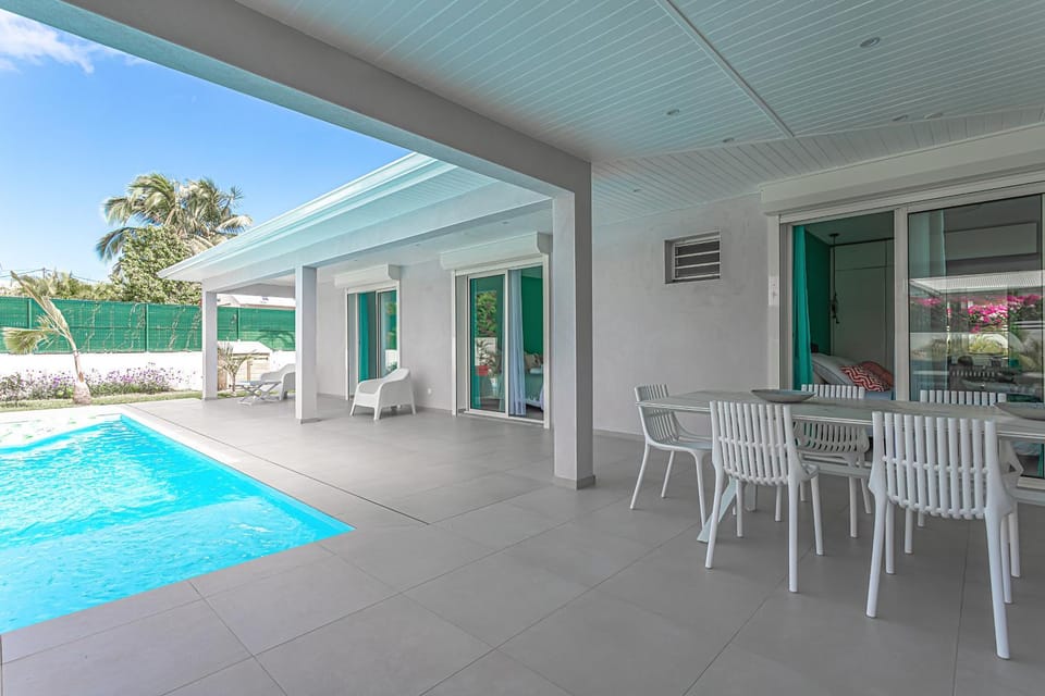 Patio, Day, Dining area, Pool view, Swimming pool, hair dresser, sunbed