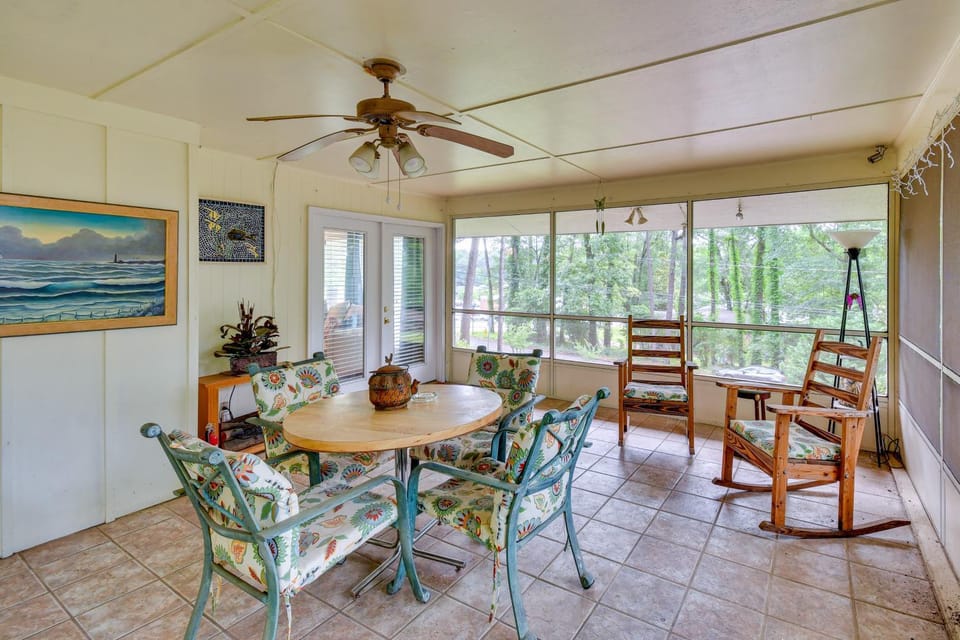 3 Mi to Dtwn Montgomery: Quiet Family Getaway! House in Montgomery