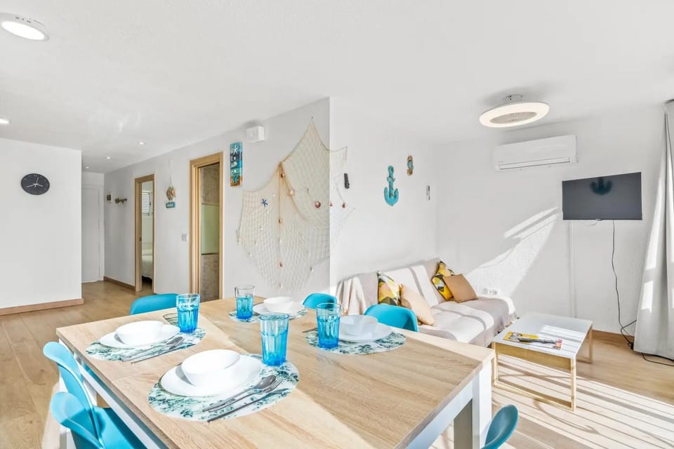Living room, Photo of the whole room, Dining area, City view, Garden view, Landmark view, Landmark view, Mountain view, Pool view, Pool view, Sea view, Street view, fireplace, air conditioner