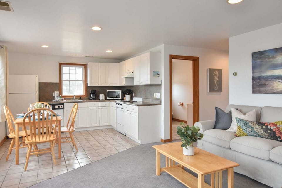 12218 - Beautiful Views of Cape Cod Bay Access to Private Beach Easy Access to P-Town House in North Truro