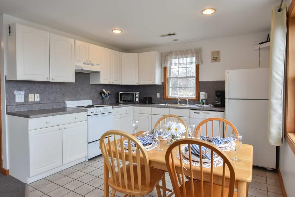 12217 - Beautiful Views of Cape Cod Bay Access to Private Beach Easy Access to P-Town House in North Truro
