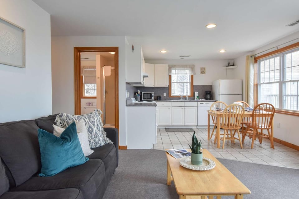 12217 - Beautiful Views of Cape Cod Bay Access to Private Beach Easy Access to P-Town House in North Truro