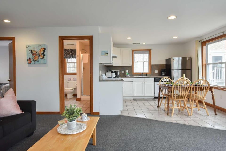 12216 - Beautiful Views of Cape Cod Bay Access to Private Beach Easy Access to P-Town House in North Truro
