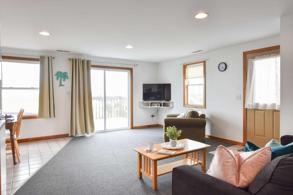 12216 - Beautiful Views of Cape Cod Bay Access to Private Beach Easy Access to P-Town House in North Truro