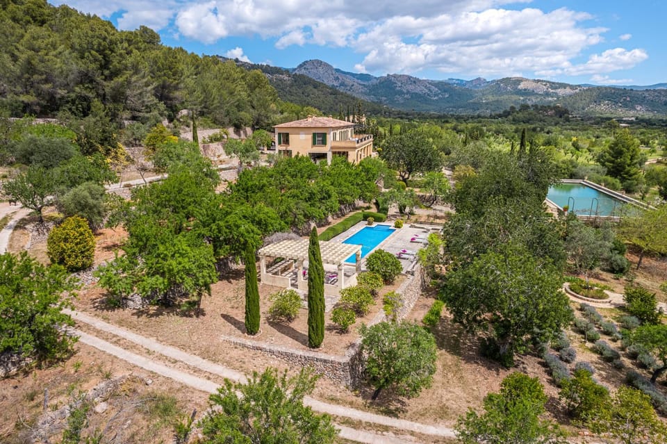 Property building, Natural landscape, Bird's eye view, Garden view, Mountain view, Pool view, Swimming pool