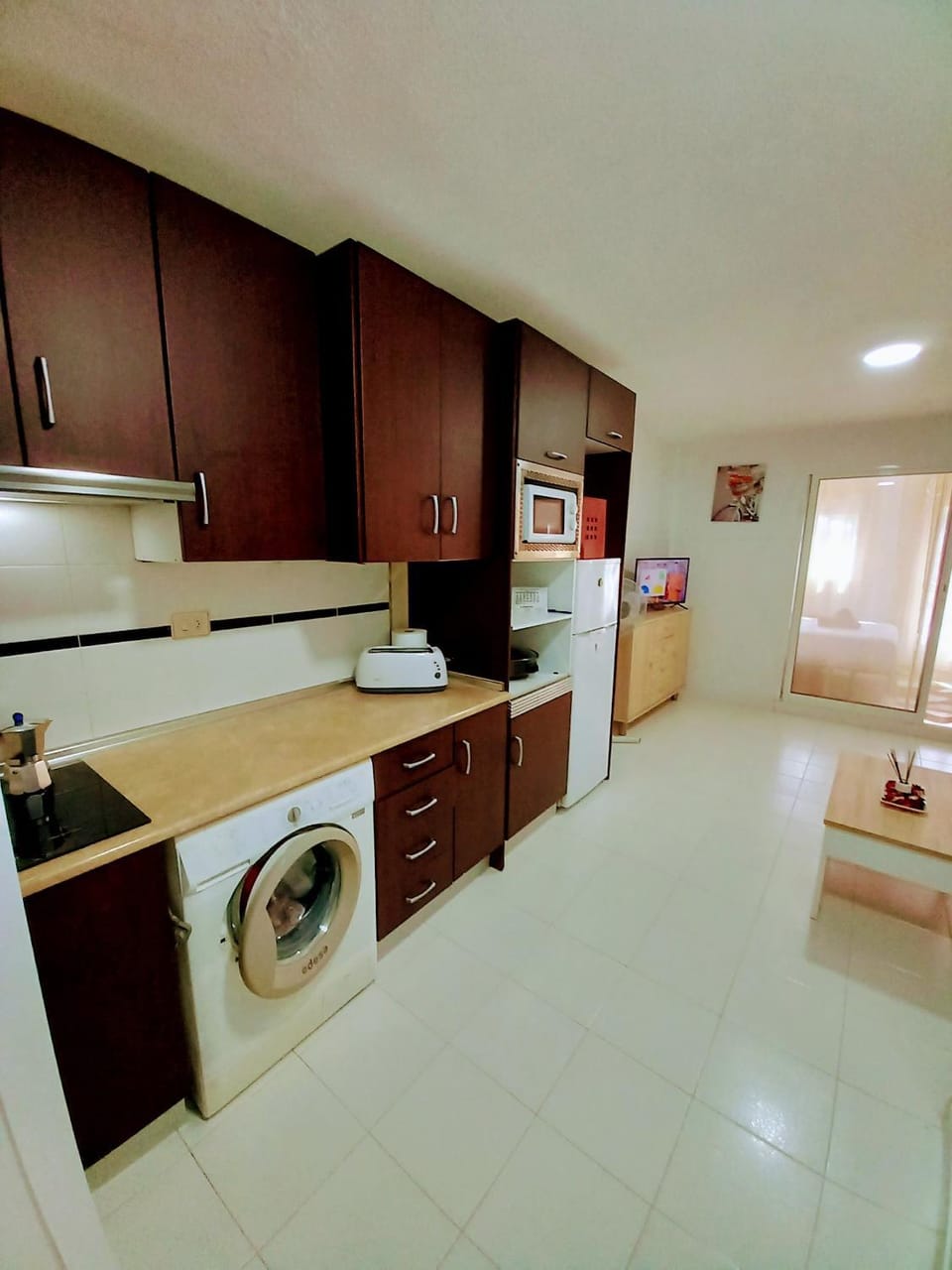 Kitchen or kitchenette, minibar, washing machine