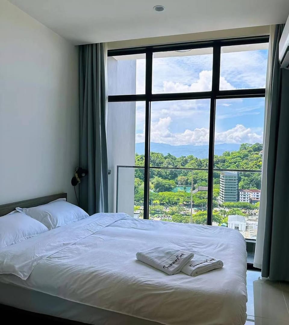 Bed, Natural landscape, View (from property/room), Balcony/Terrace, Bedroom, City view, towels